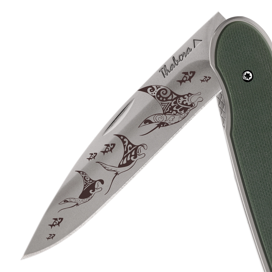Couteau acier finition titane gris plaquette pleine résine g10 kaki motif «raie manta»