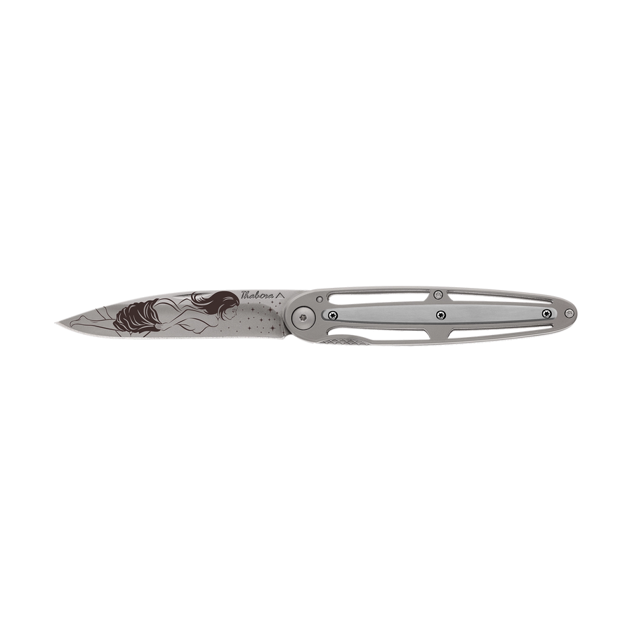 Couteau acier finition titane gris plaquette centrale acier brossé motif «femme dénudée»