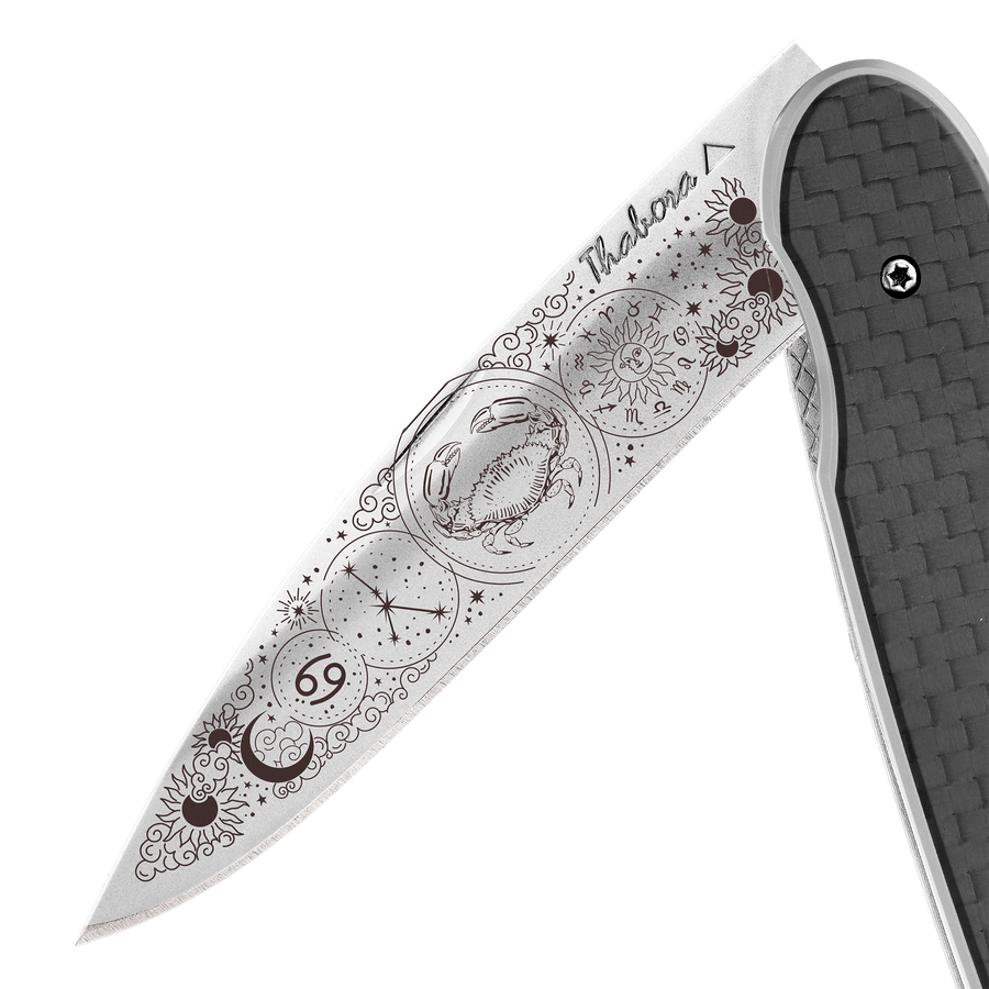 Couteau acier finition brillante plaquette pleine carbone motif «zodiaque cancer»