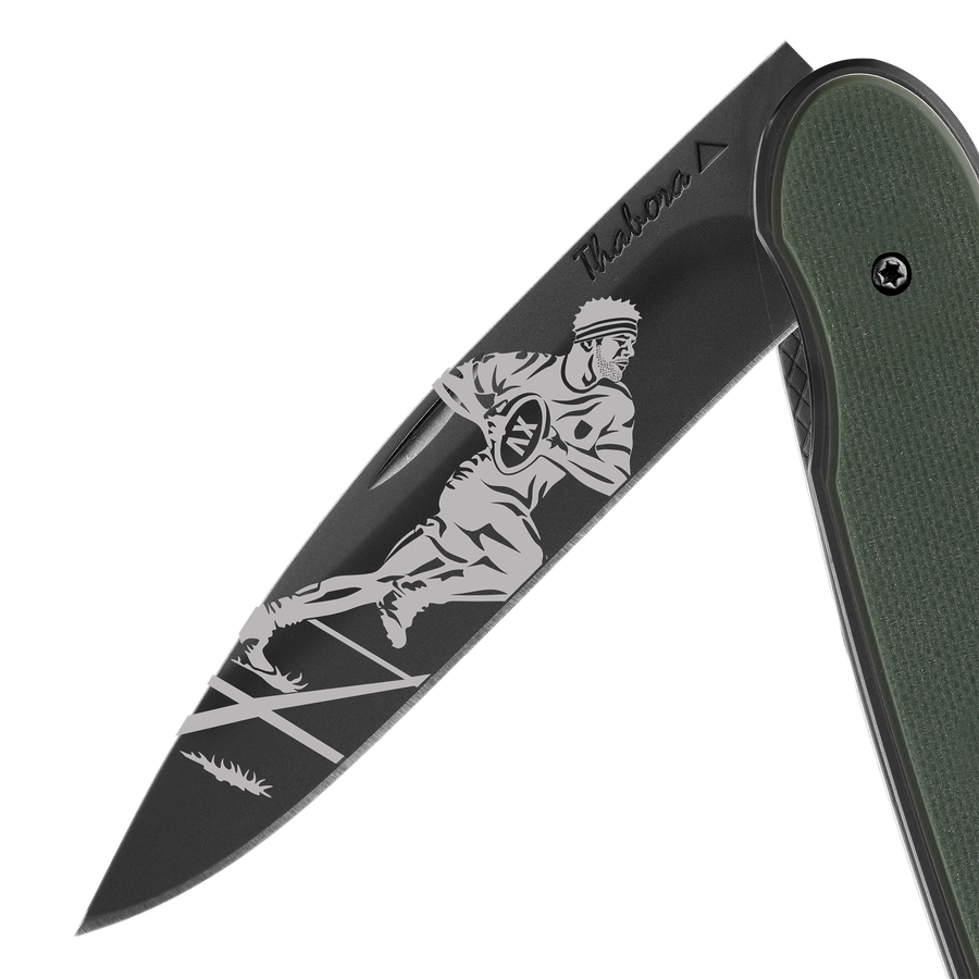 Couteau acier finition titane noir plaquette pleine résine g10 kaki motif «rugbyman»