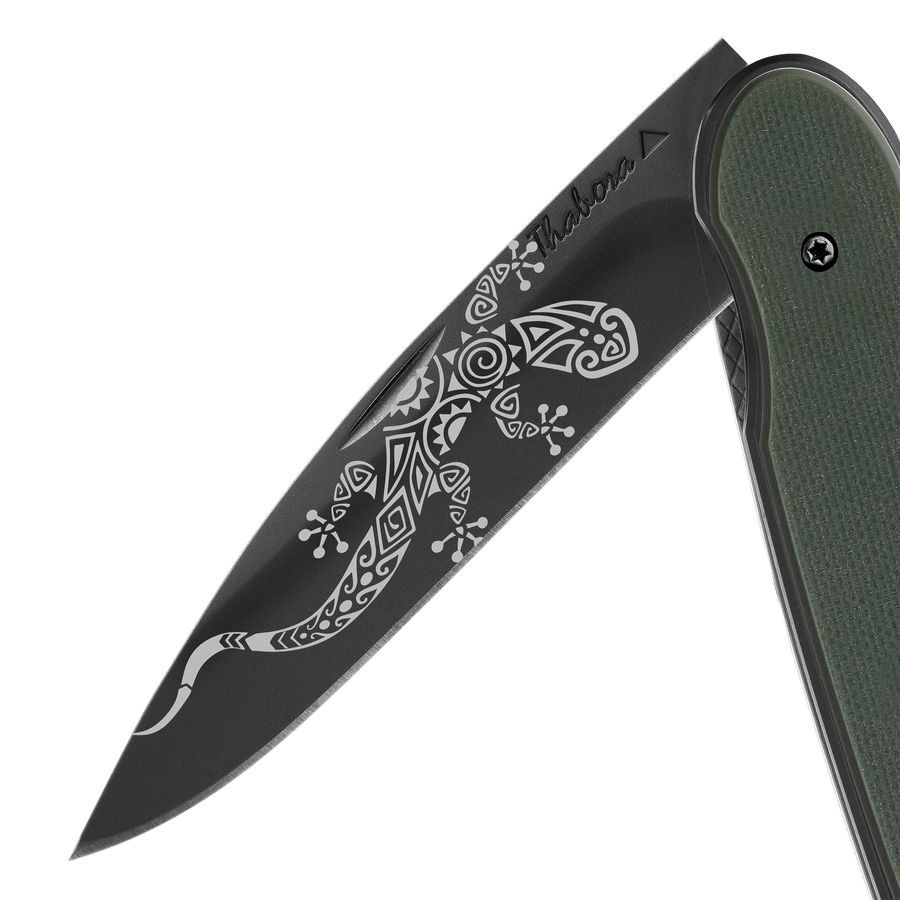 Couteau acier finition titane noir plaquette pleine résine g10 kaki motif «salamandre tribale»