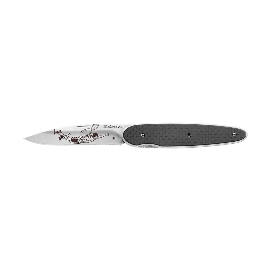 Couteau acier finition brillante plaquette pleine carbone motif «tennisman»