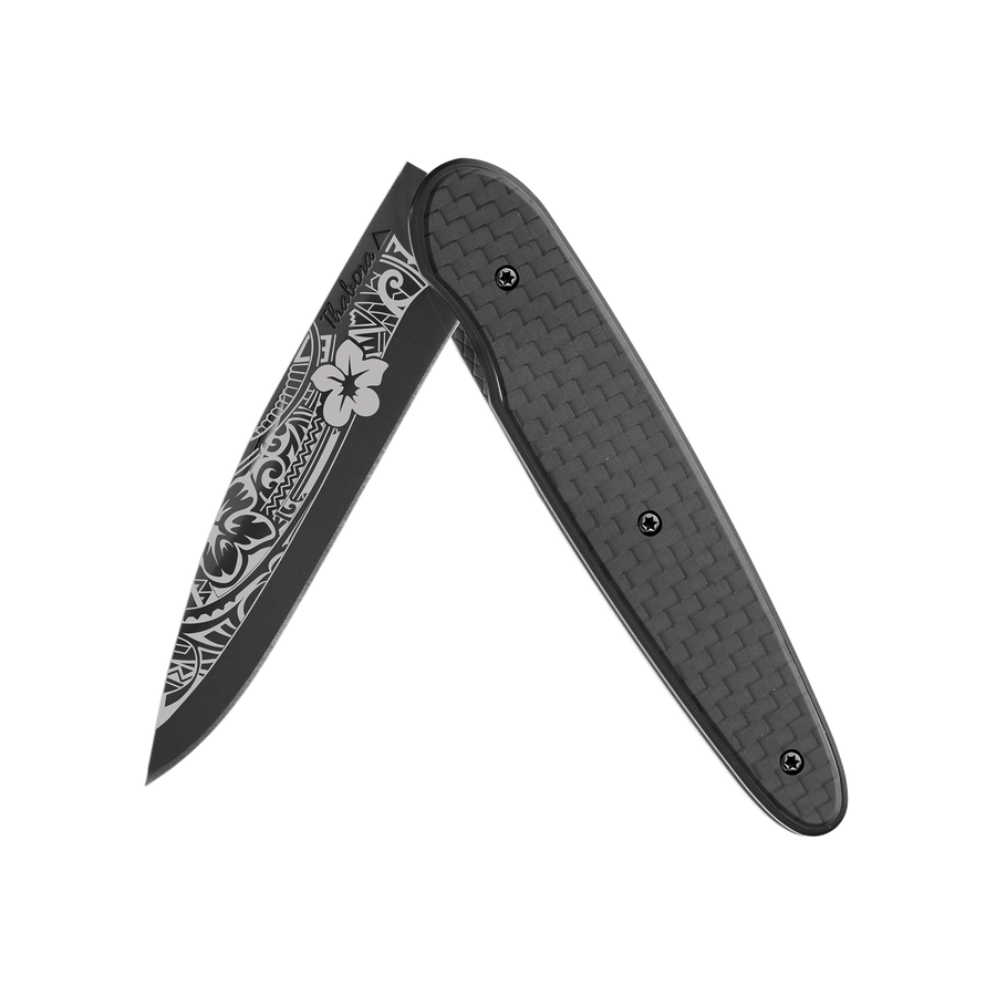 Couteau acier finition titane noir plaquette pleine carbone motif «polynésien»