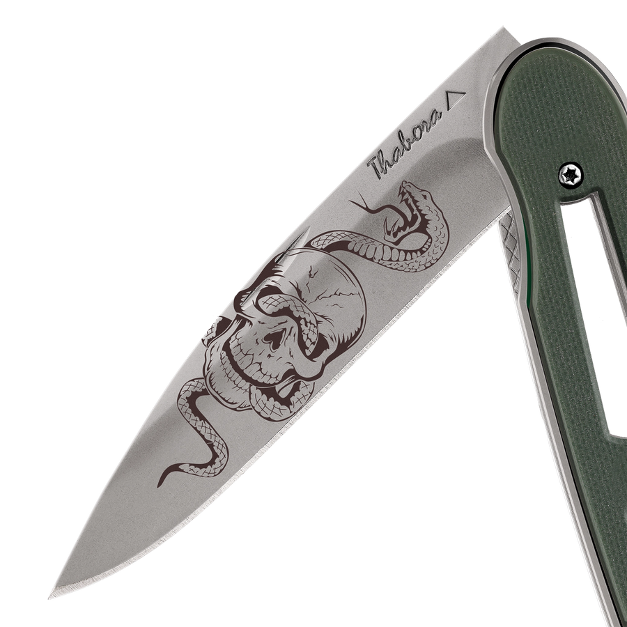 Couteau acier finition titane gris plaquette ajourée résine g10 kaki motif «tête de mort serpent»
