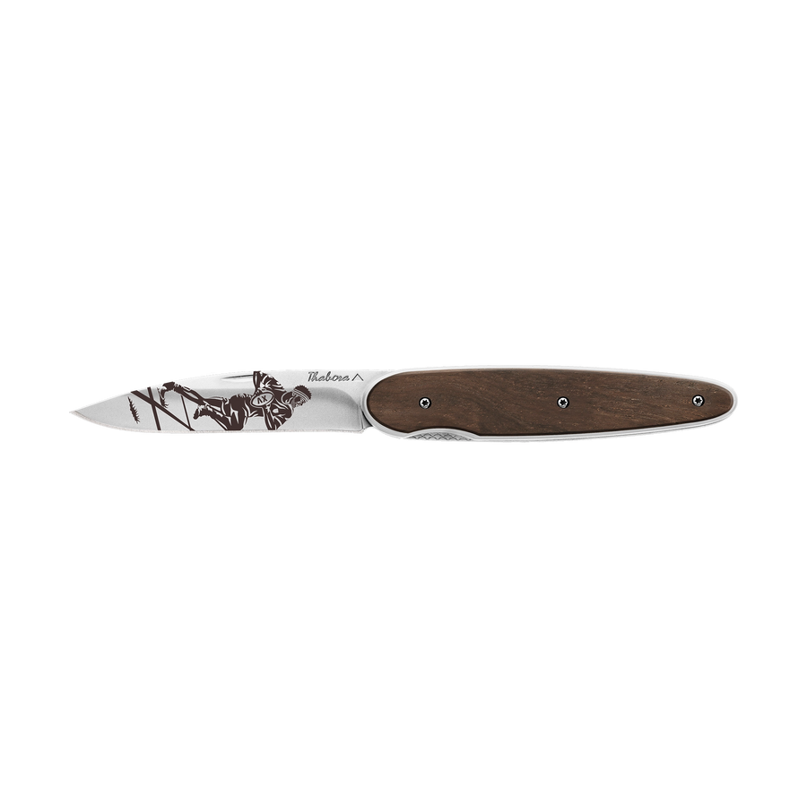Couteau acier finition brillante plaquette pleine bois foncé motif «rugbyman»