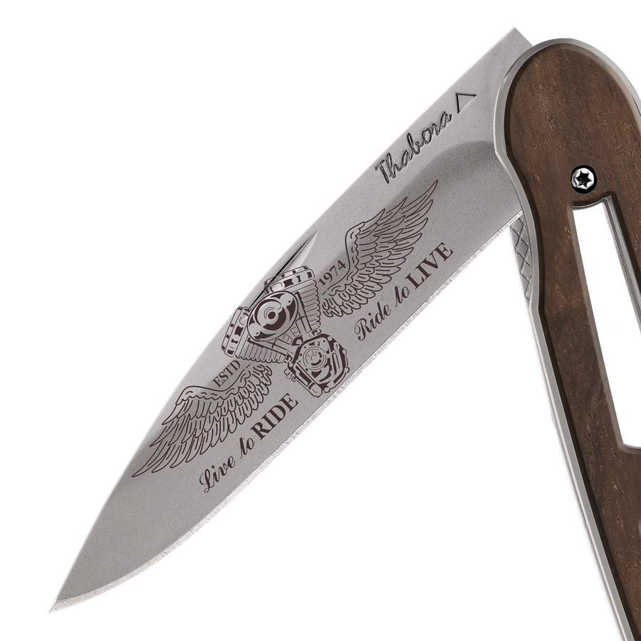 Couteau acier finition titane gris plaquette ajourée bois foncé motif «biker ailes»