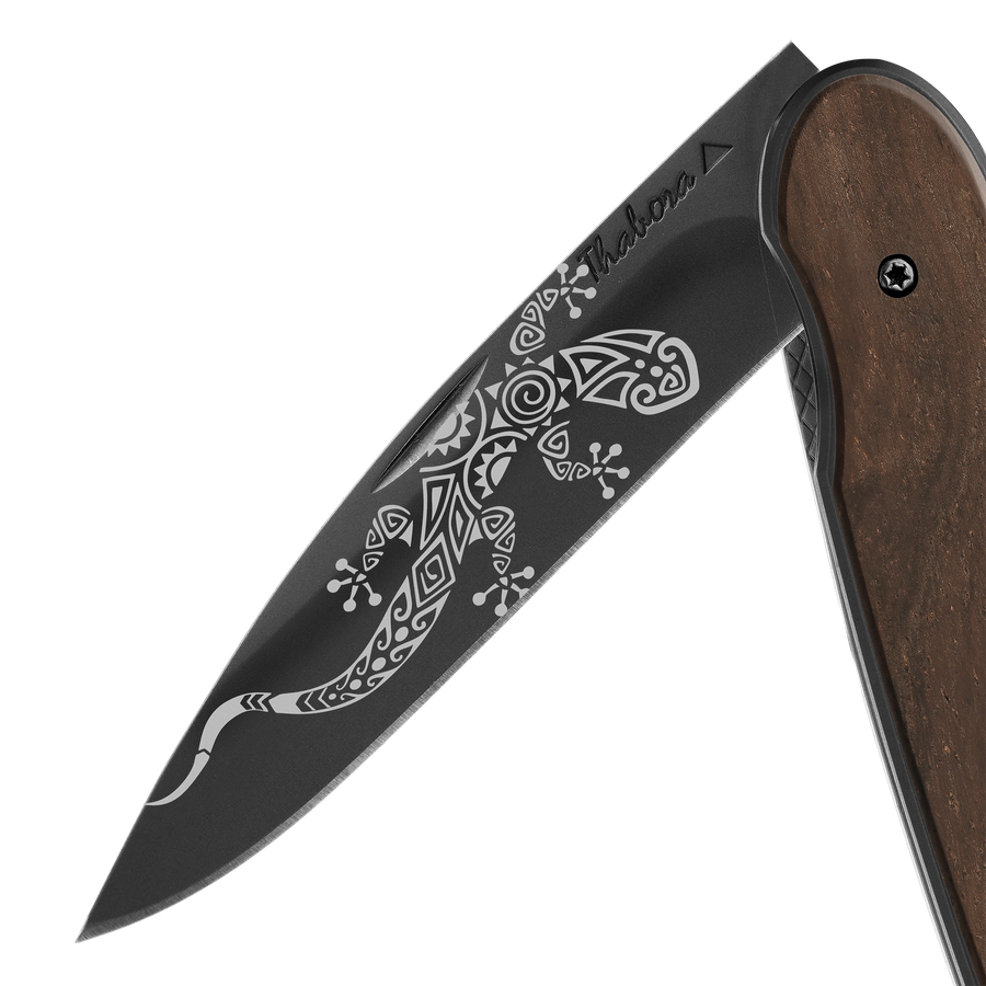 Couteau acier finition titane noir plaquette pleine bois foncé motif «salamandre tribale»