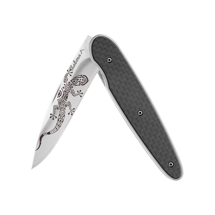 Couteau acier finition brillante plaquette pleine carbone motif «salamandre tribale»