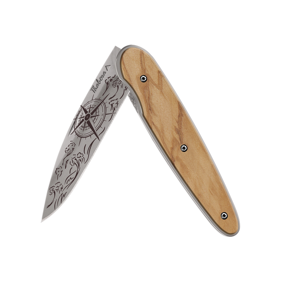 Couteau acier finition titane gris plaquette pleine bois clair motif «navigation»