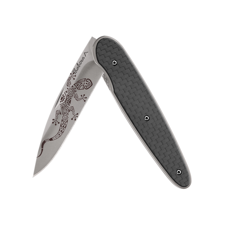 Couteau acier finition titane gris plaquette pleine carbone motif «salamandre tribale»