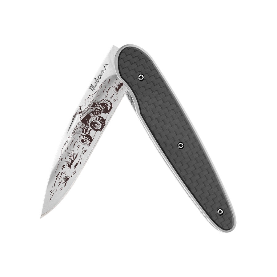 Couteau acier finition brillante plaquette pleine carbone motif «quad»