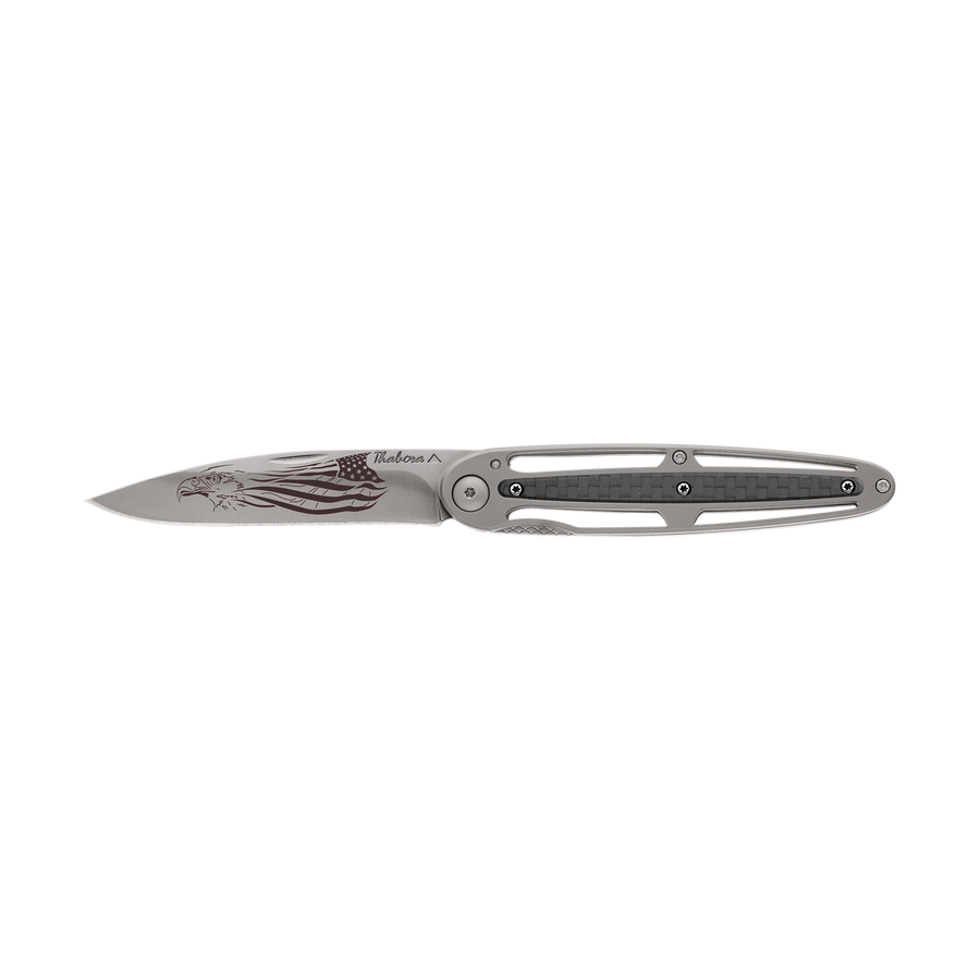 Couteau acier finition titane gris plaquette centrale carbone motif «aigle américain»