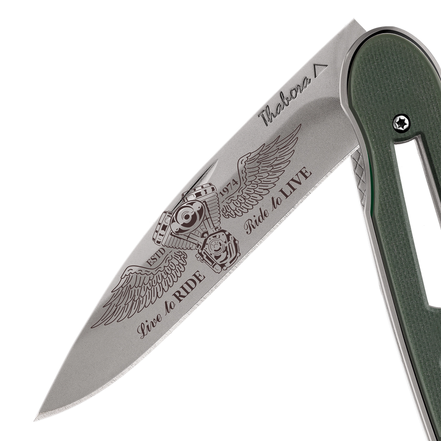 Couteau acier finition titane gris plaquette ajourée résine g10 kaki motif «biker ailes»
