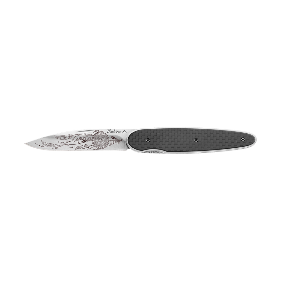 Couteau acier finition brillante plaquette pleine carbone motif «attrape rêves»