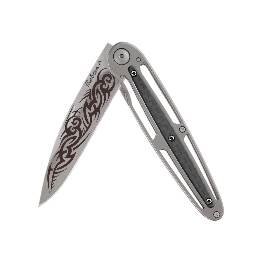 Couteau acier finition titane gris plaquette centrale carbone motif «tribal gothique»
