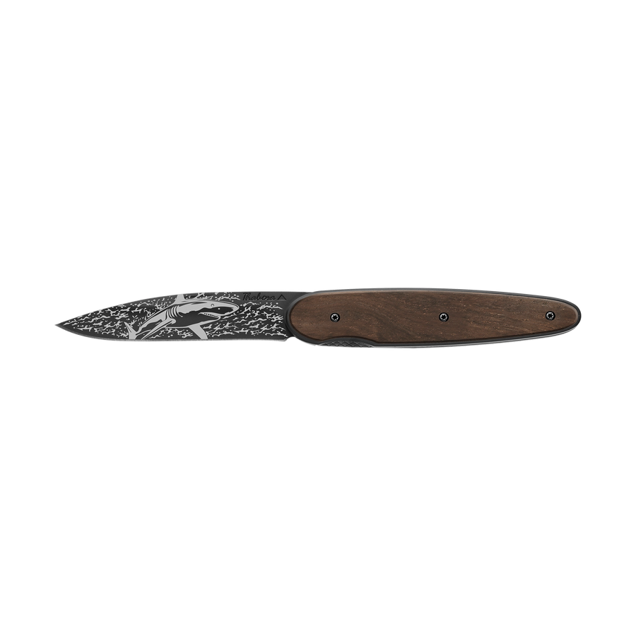 Couteau acier finition titane noir plaquette pleine bois foncé motif «requin»