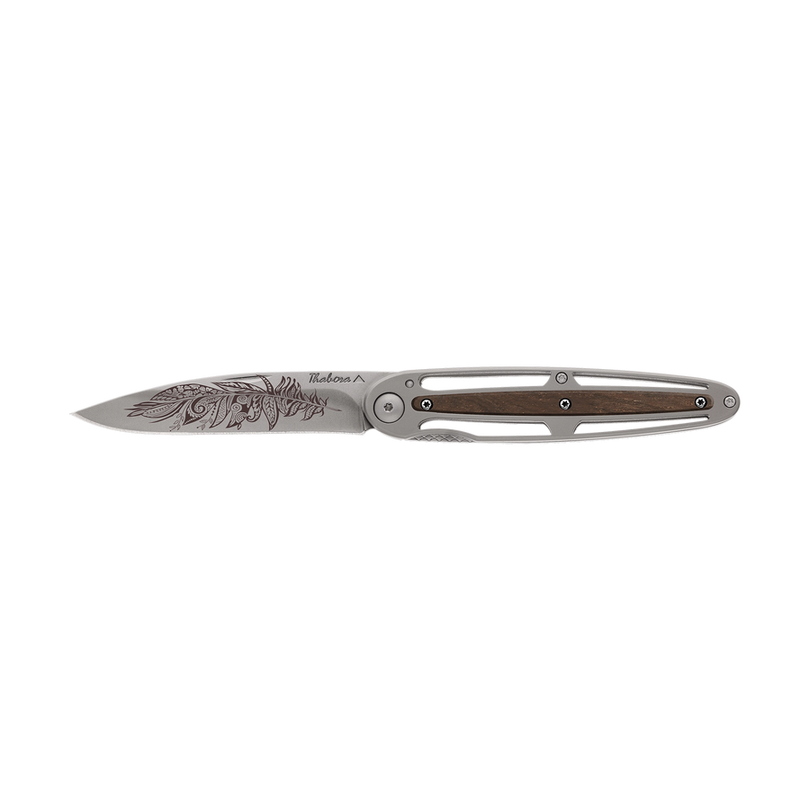 Couteau acier finition titane gris plaquette centrale bois foncé motif «plume polynesienne»