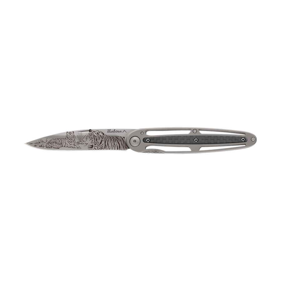 Couteau acier finition titane gris plaquette centrale carbone motif «tigres»