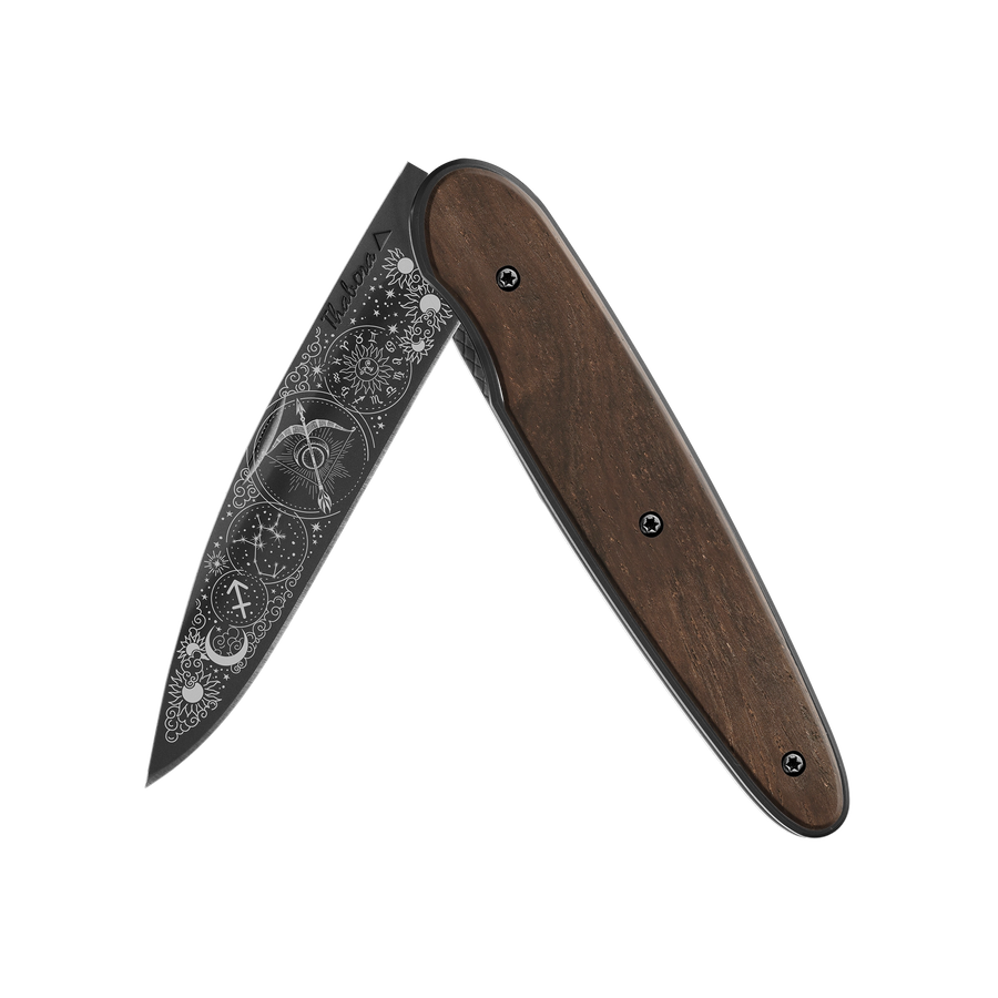 Couteau acier finition titane noir plaquette pleine bois foncé motif «zodiaque sagittaire»