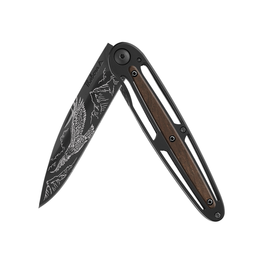 Couteau acier finition titane noir plaquette centrale bois foncé motif «aigle»