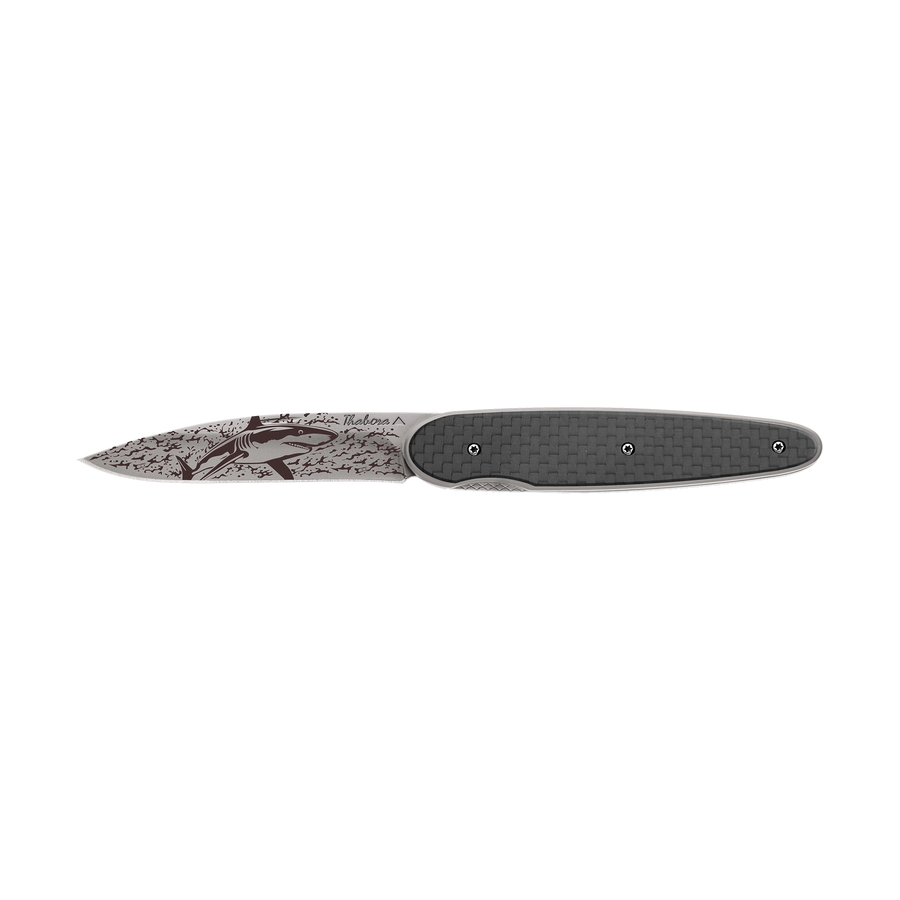 Couteau acier finition titane gris plaquette pleine carbone motif «requin»