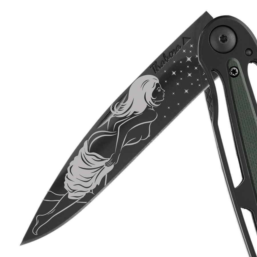 Couteau acier finition titane noir plaquette centrale résine g10 kaki motif «femme dénudée»