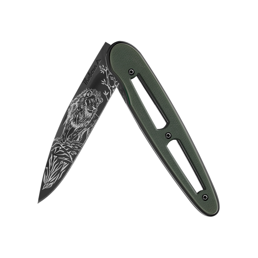 Couteau acier finition titane noir plaquette ajourée résine g10 kaki motif «lion»