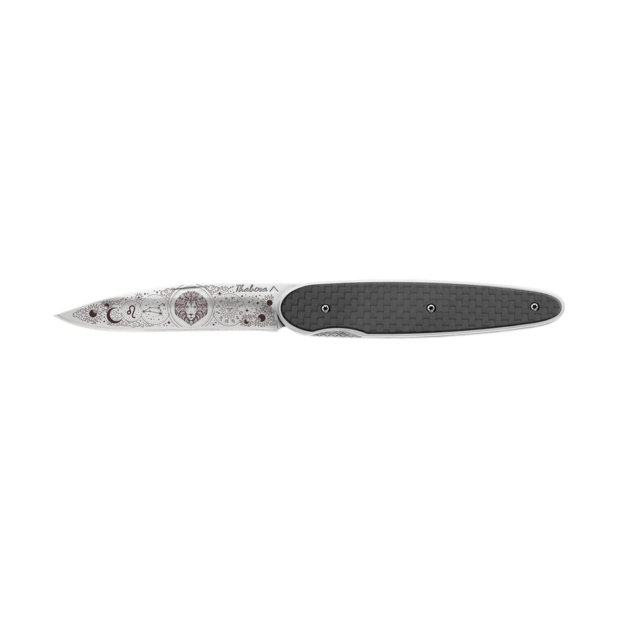 Couteau acier finition brillante plaquette pleine carbone motif «zodiaque lion»