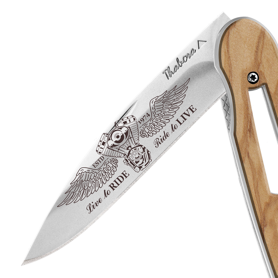 Couteau acier finition brillante plaquette ajourée bois clair motif «biker ailes»