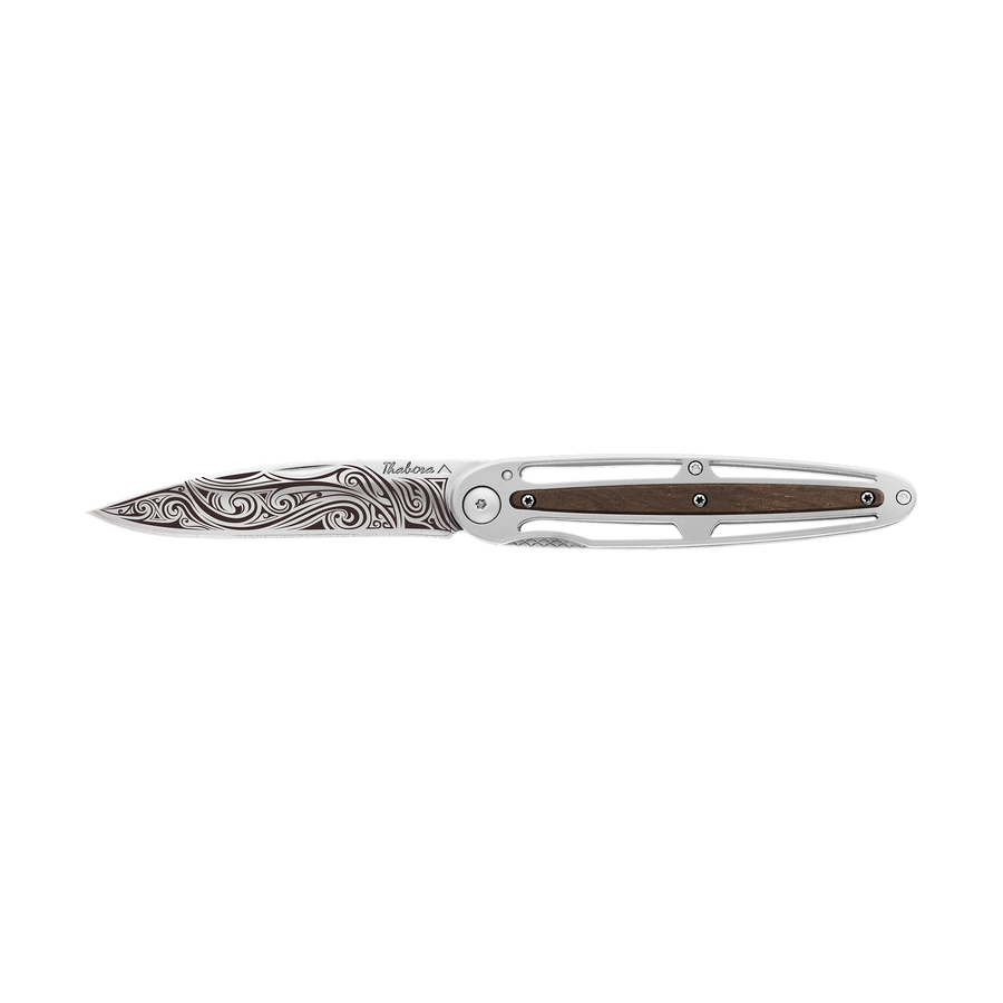 Couteau acier finition brillante plaquette centrale bois foncé motif «volutes»