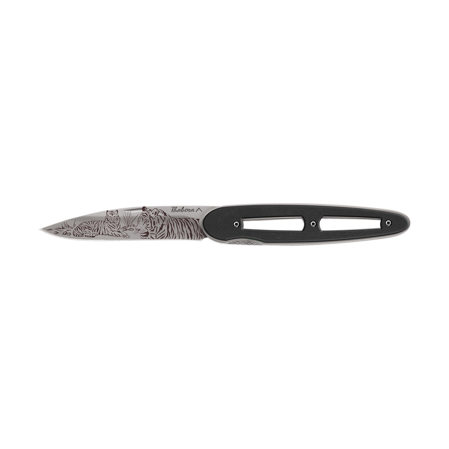 Couteau acier finition titane gris plaquette ajourée résine g10 noir motif «tigres»