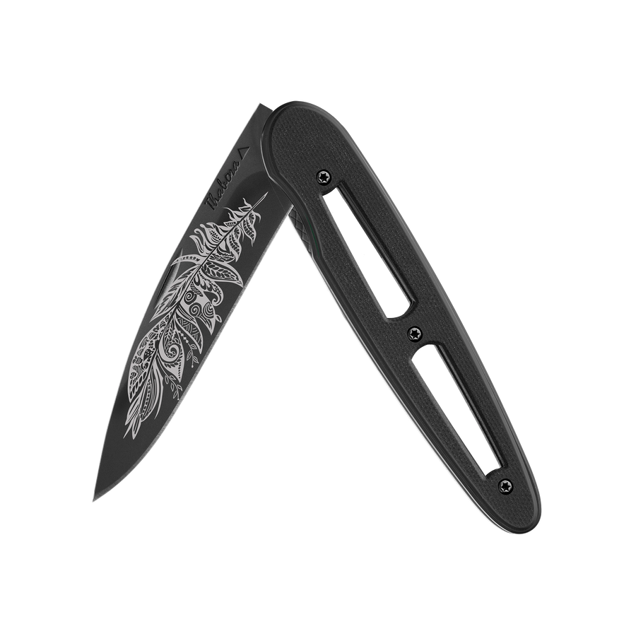 Couteau acier finition titane noir plaquette ajourée résine g10 noir motif «plume polynesienne»