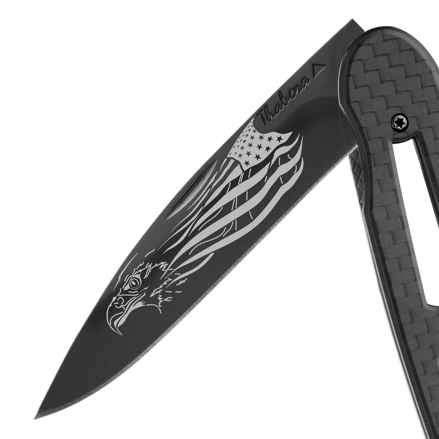 Couteau acier finition titane noir plaquette ajourée carbone motif «aigle américain»
