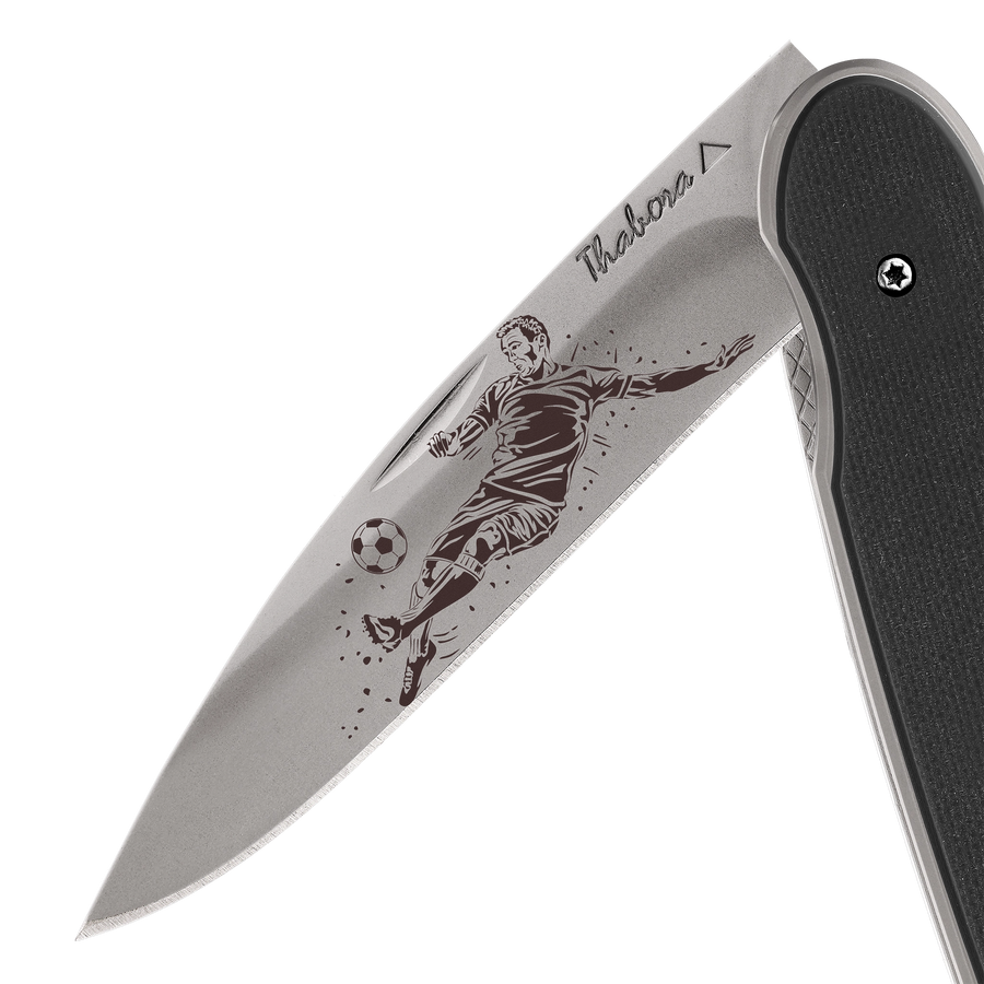 Couteau acier finition titane gris plaquette pleine résine g10 noir motif «footballeur»