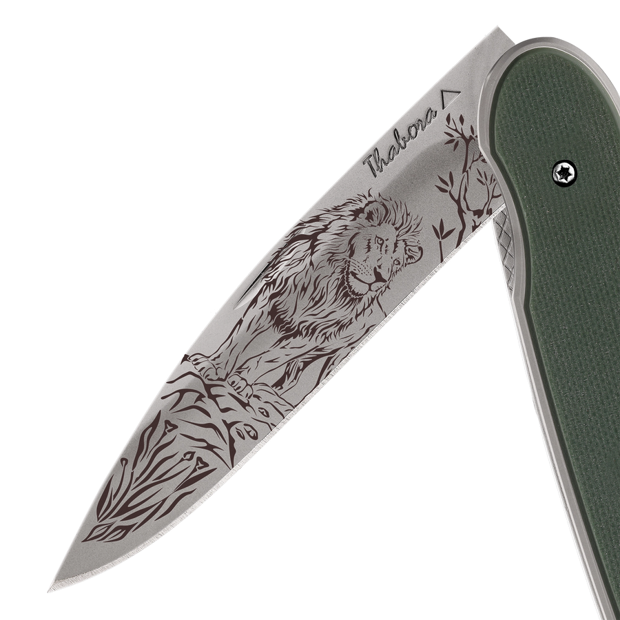Couteau acier finition titane gris plaquette pleine résine g10 kaki motif «lion»