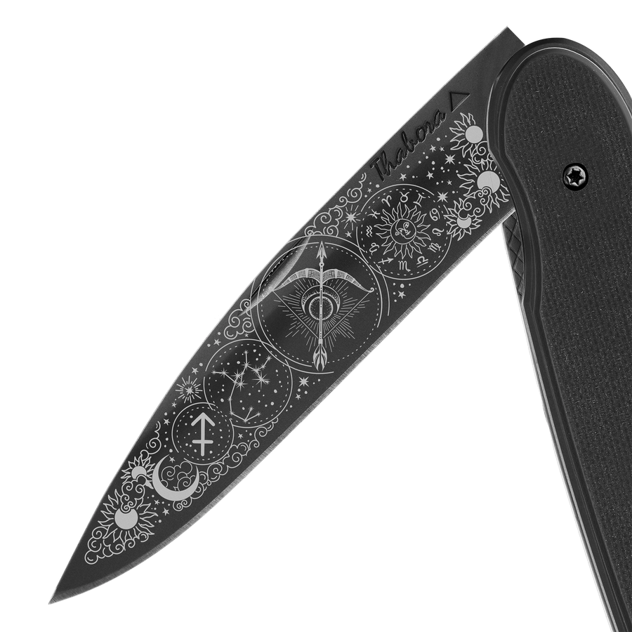 Couteau acier finition titane noir plaquette pleine résine g10 noir motif «zodiaque sagittaire»