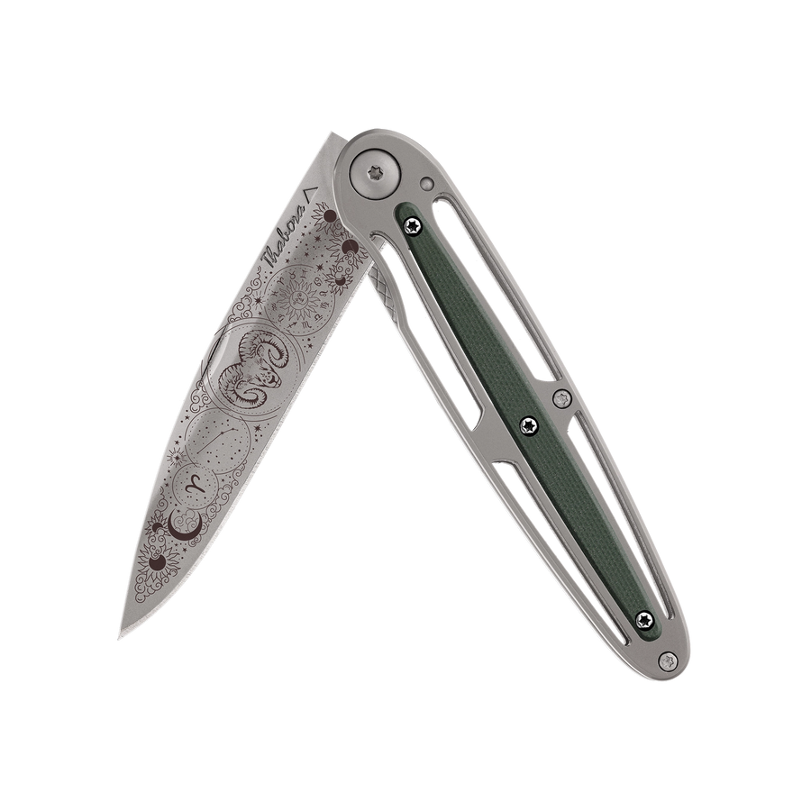 Couteau acier finition titane gris plaquette centrale résine g10 kaki motif «zodiaque bélier»