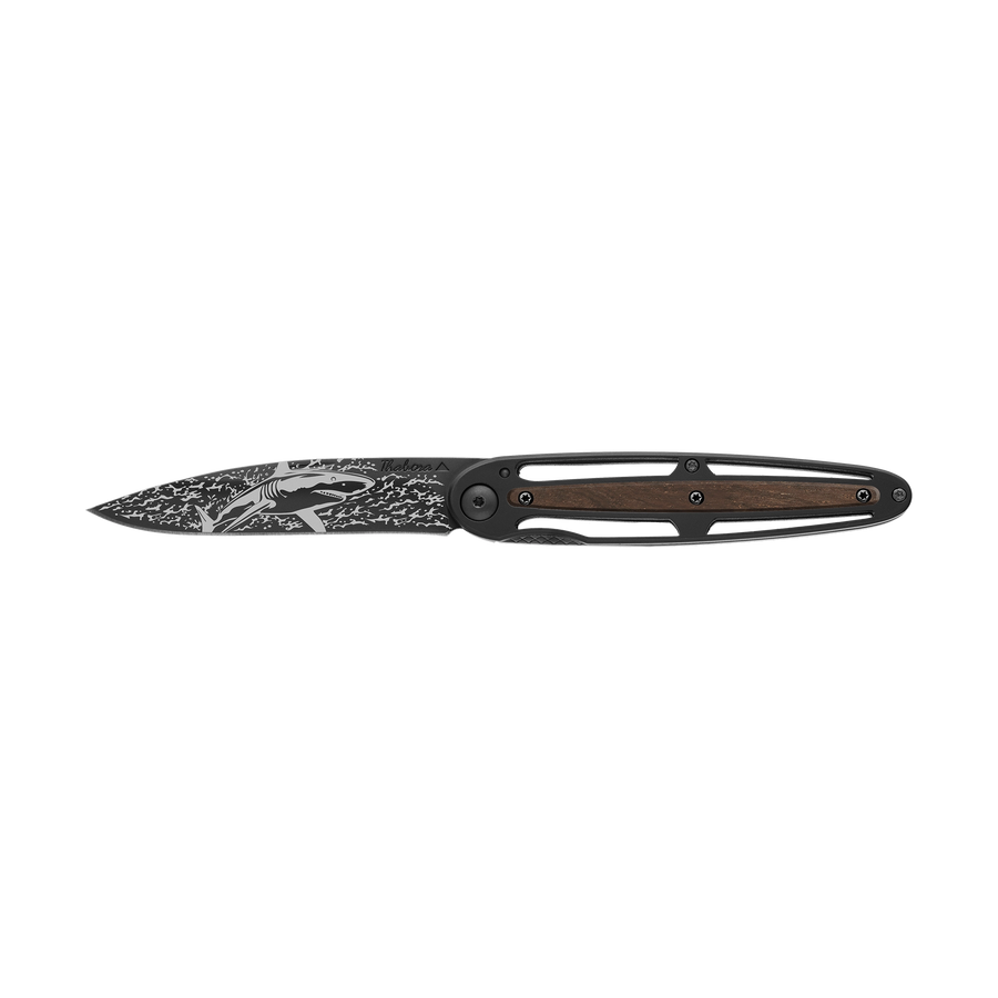 Couteau acier finition titane noir plaquette centrale bois foncé motif «requin»