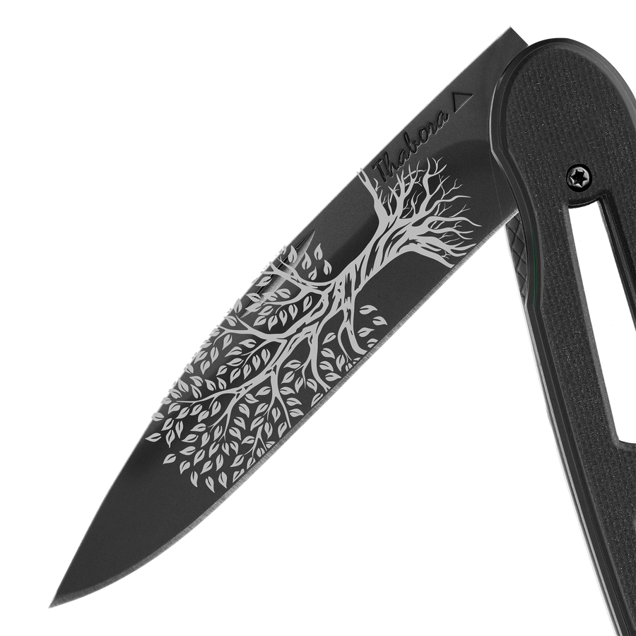 Couteau acier finition titane noir plaquette ajourée résine g10 noir motif «arbre de vie»
