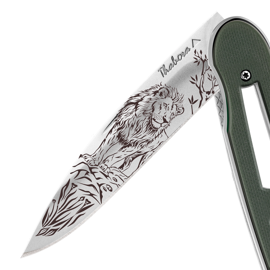 Couteau acier finition brillante plaquette ajourée résine g10 kaki motif «lion»