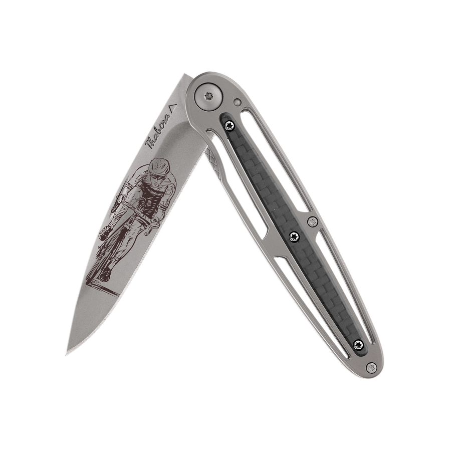 Couteau acier finition titane gris plaquette centrale carbone motif «cycliste»