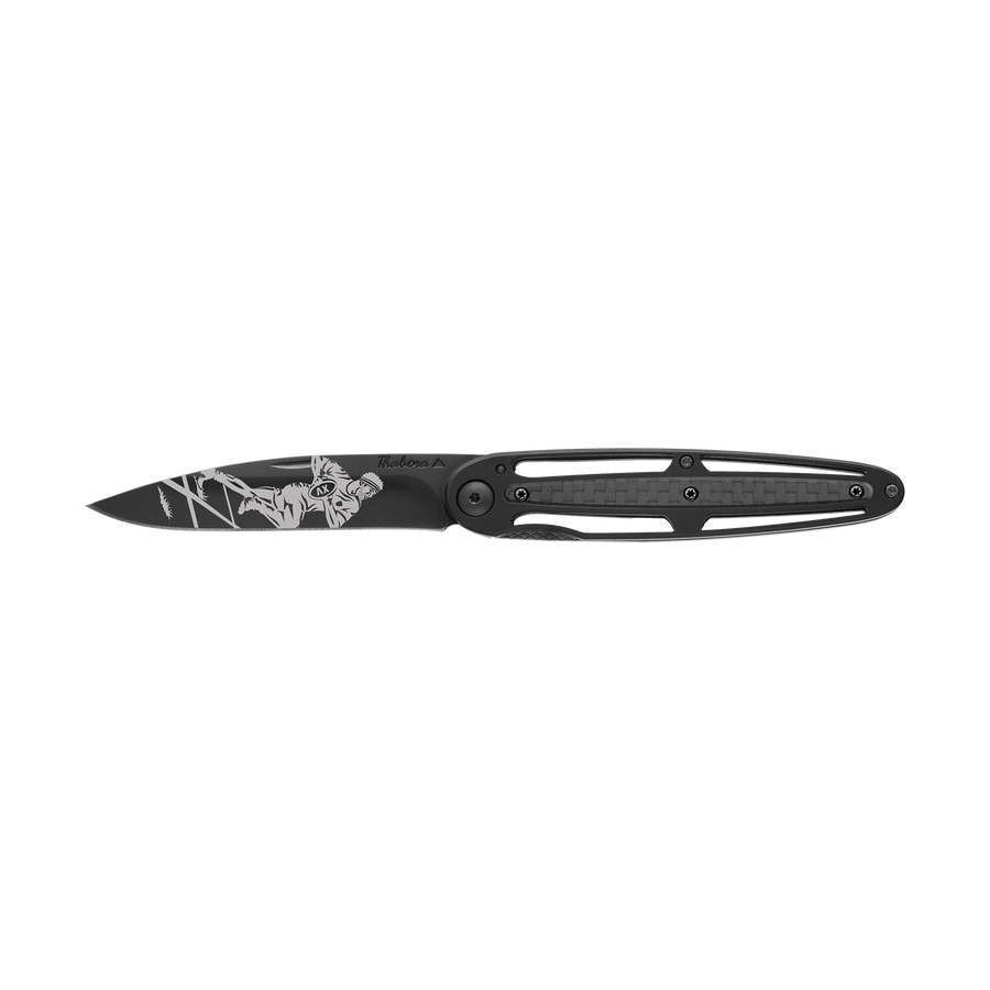 Couteau acier finition titane noir plaquette centrale carbone motif «rugbyman»