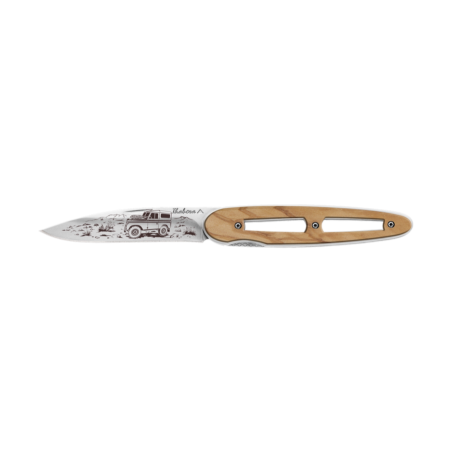 Couteau acier finition brillante plaquette ajourée bois clair motif «4x4»