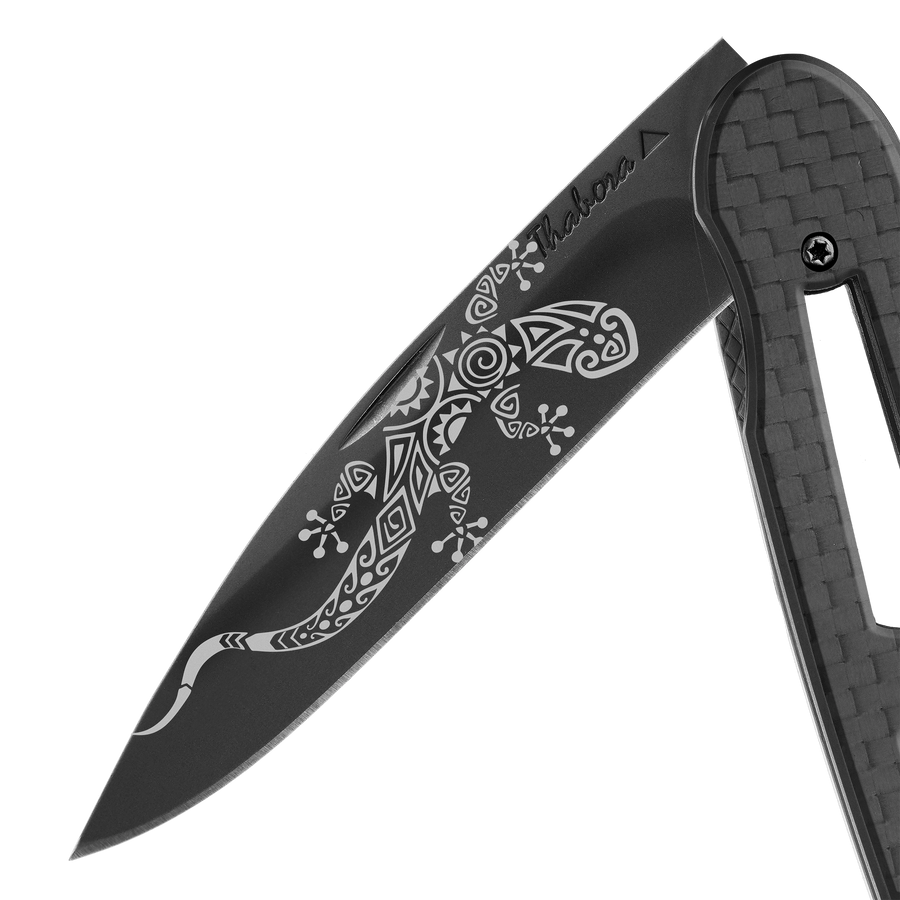 Couteau acier finition titane noir plaquette ajourée carbone motif «salamandre tribale»