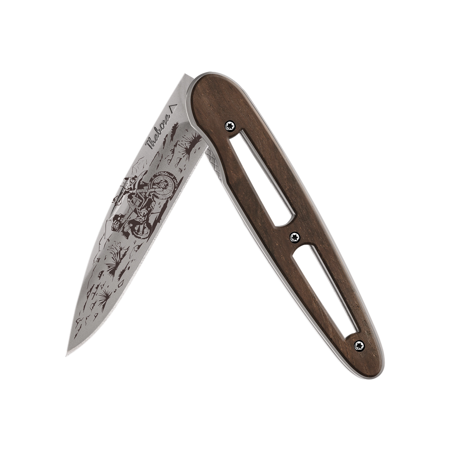 Couteau acier finition titane gris plaquette ajourée bois foncé motif «trail»