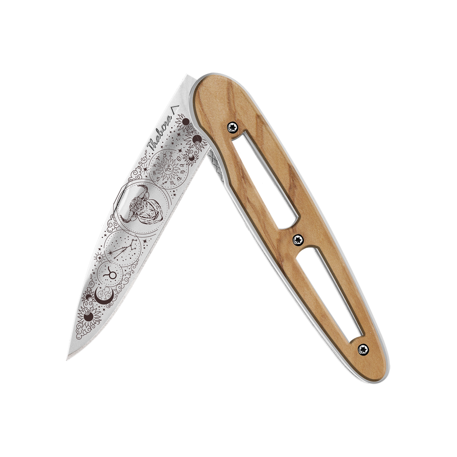 Couteau acier finition brillante plaquette ajourée bois clair motif «zodiaque taureau»
