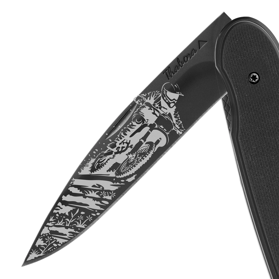 Couteau acier finition titane noir plaquette pleine résine g10 noir motif «motocross»