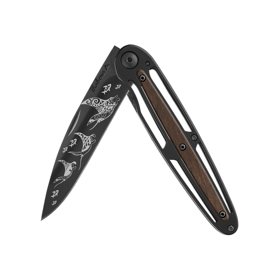 Couteau acier finition titane noir plaquette centrale bois foncé motif «raie manta»