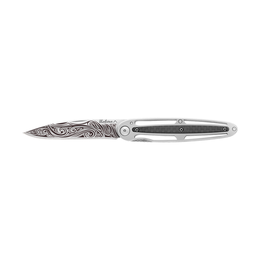 Couteau acier finition brillante plaquette centrale carbone motif «volutes»