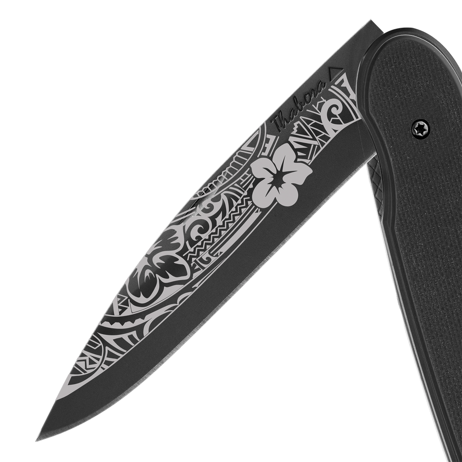 Couteau acier finition titane noir plaquette pleine résine g10 noir motif «polynésien»